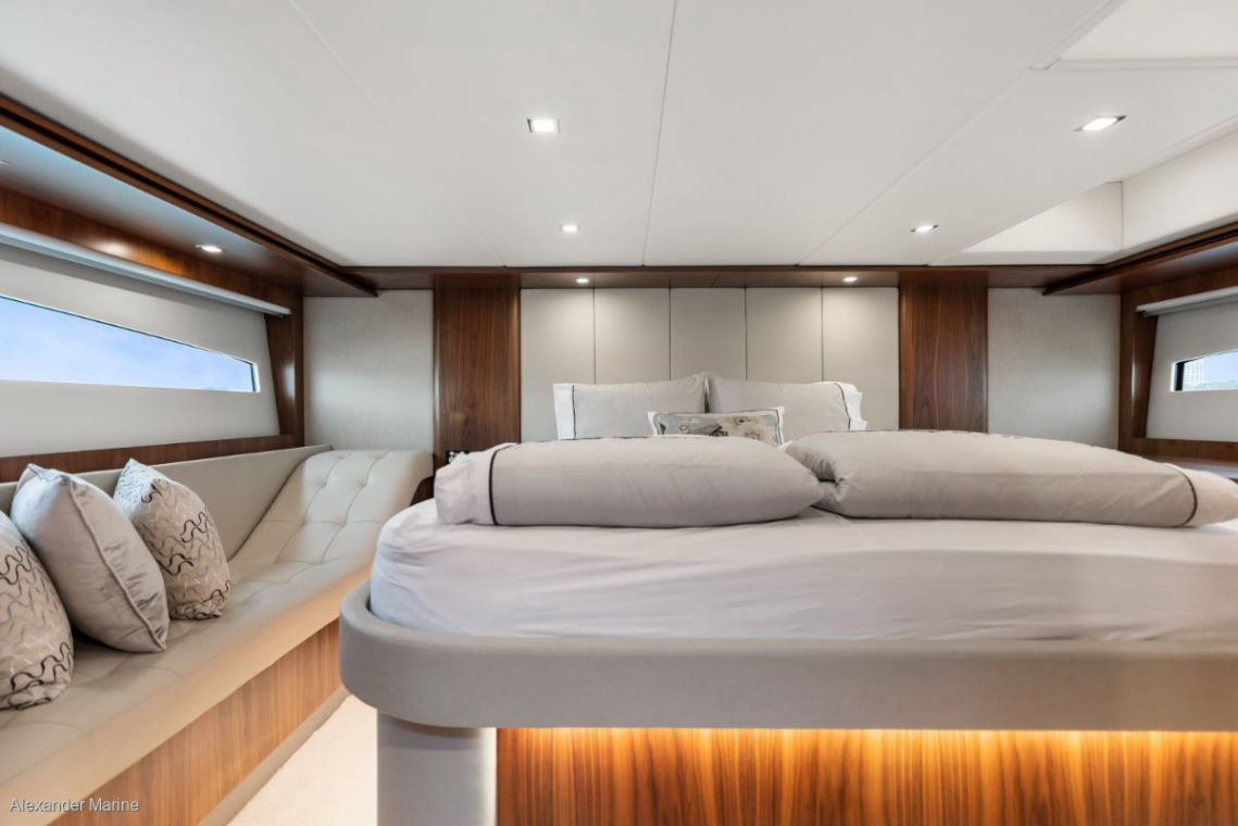 2017 Riviera  5400 Sport Yacht Image